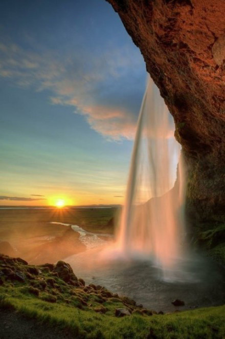 冰岛塞里雅兰瀑布，太阳照耀在水帘上，幻化成一道美丽璀璨的水雾。.jpg